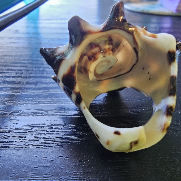 Carved Natural Shell Ring Brown and Cream Women's Appx Size 7 - Picture 8 of 9